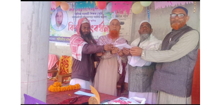 নাচোলে এক মাসের বেতন দান করে বিদায় নিলেন শিক্ষক