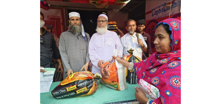 চাঁপাইনবাবগঞ্জে ১৫০০ হাজার অসহায় ও দুস্থদের মাঝে পরিবারের মাঝে খাদ্যসামগ্রী বিতরণ