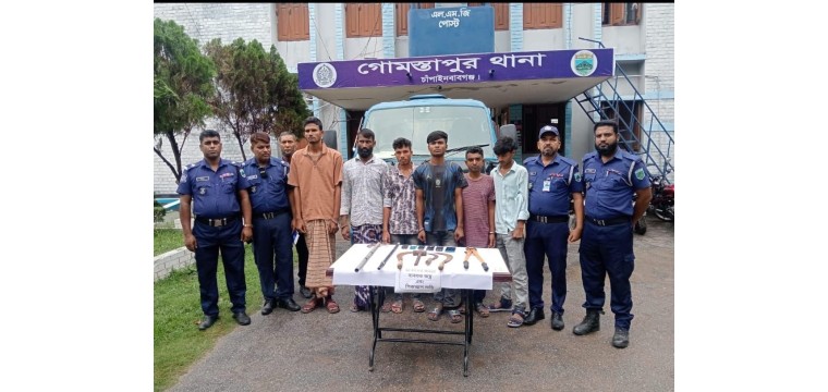 চাঁপাইনবাবগঞ্জে অস্ত্রসহ আন্তঃজেলা ডাকাত দলের ৬ সদস্য গ্রেফতার, পিকআপ ও দেশীয় অস্ত্র জব্দ