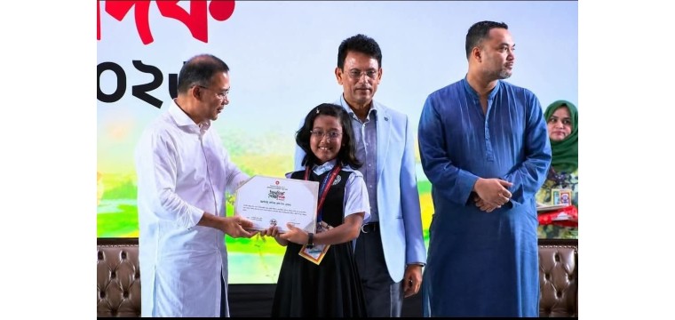 প্রধানমন্ত্রীর হাত থেকে পদক নিলো নবাবগঞ্জ মডেল সরকারি প্রাথমিক বিদ্যালয়ের আইমান কানিতা