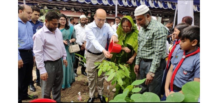 চাঁপাইনবাবগঞ্জে সরকারি প্রাথমিক বিদ্যালয়ে দেশব্যাপী বৃক্ষরোপণ কর্মসূচির উদ্বোধন