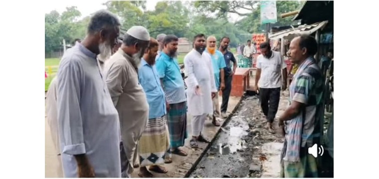 নাচোলে জলাবদ্ধতা নিরসনে নিজস্ব অর্থায়নে ড্রেন নির্মাণ করলেন -মেয়র পদপ্রার্থী মনিরুল ইসলাম