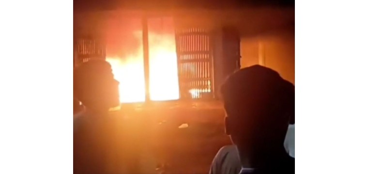 নাচোলে টিসিবির গোডাউনে ভয়াবহ অগ্নিকাণ্ড, ঝলসে যাওয়া ভ্যানচালকের মরদেহ উদ্ধার