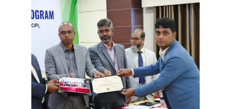 উদ্যোক্তা উন্নয়ন কর্মসূচির মনিটরিং এমসিকিউ অ্যাওয়ার্ডে প্রথম স্থান অর্জন করেন দেলুওয়ার হোসেনকে সম্মাননা