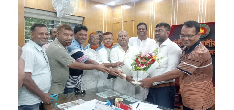 চাঁপাইনবাবগঞ্জে এলজিইডির নবাগত নির্বাহী প্রকৌশলীকে ঠিকাদার সমিতির ফুলেল শুভেচ্ছা