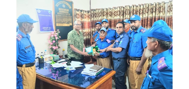 ভোলাহাট ইউনিয়নের গ্রাম পুলিশকে অবসরজনিত বিদায় দিল ওসি