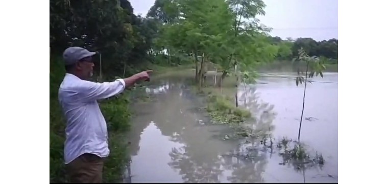 অল্প পানিতেই তলিয়ে যায় কাঁচা রাস্তা, চরম দুর্ভোগে এলাকাবাসী