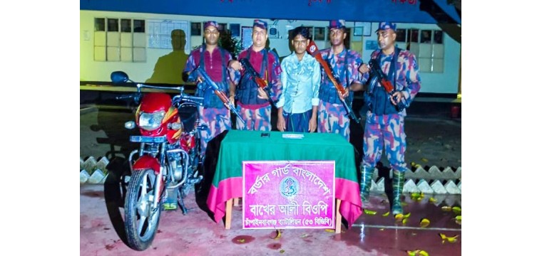 চাঁপাইনবাবগঞ্জ সীমান্তে ৫৩ বিজিবির পৃথক অভিযানে ইয়াবা-চকোপ্লাস সিরাপসহ আটক-০১