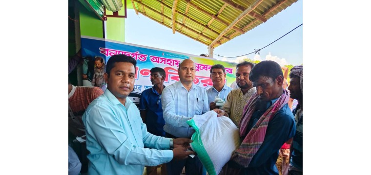 চাঁপাইনবাবগঞ্জে বন্যার্ত ১২০ পরিবারের মাঝে ত্রাণ বিতরণ