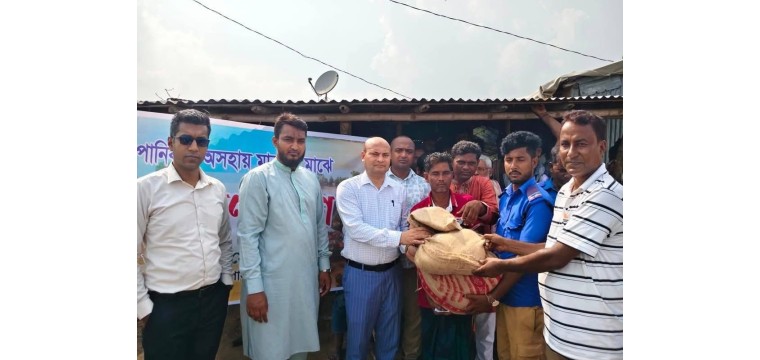 নারায়ণপুরে বন্যার্তদের মাঝে ত্রাণ বিতরণ করলেন জেলা প্রশাসক